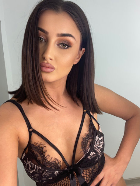 Foto di nudo di fuga di OnlyFans di Alinaayl