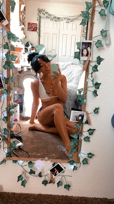 Foto di nudo di fuga di OnlyFans di Lil Asian