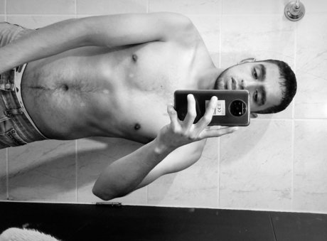 Foto di nudo di fuga di OnlyFans di Santiago Olaya