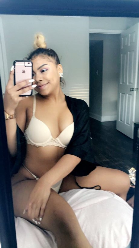 Foto di nudo di fuga di OnlyFans di Santana