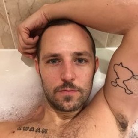 Foto di nudo di fuga di OnlyFans di James Star