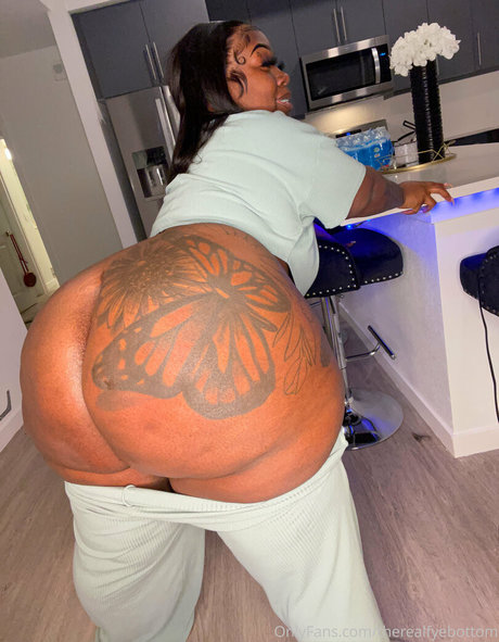Foto di nudo di fuga di OnlyFans di Therealfyebottom