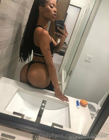 Foto di nudo di fuga di OnlyFans di Kira Noir