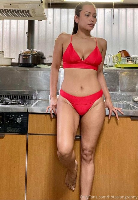 Foto di nudo di fuga di OnlyFans di Hotasiangranny