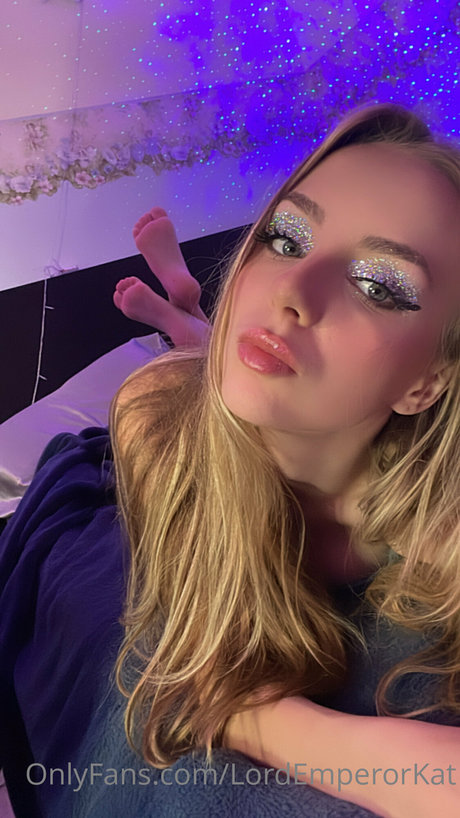 Kat ONLINE NOW