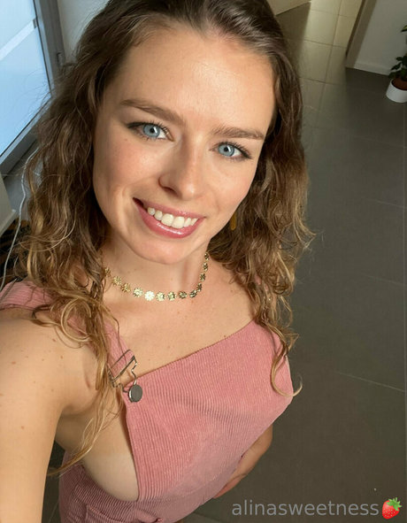 Foto di nudo di fuga di OnlyFans di Alinasweetness