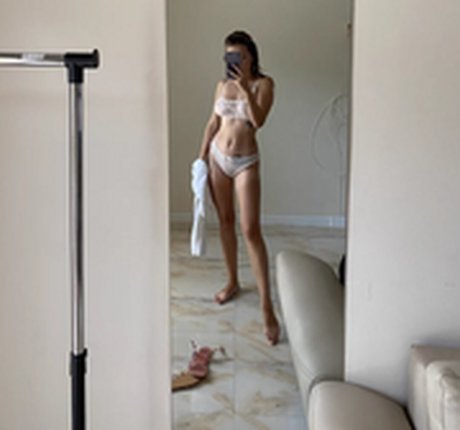 Foto di nudo di fuga di OnlyFans di Dog Queen