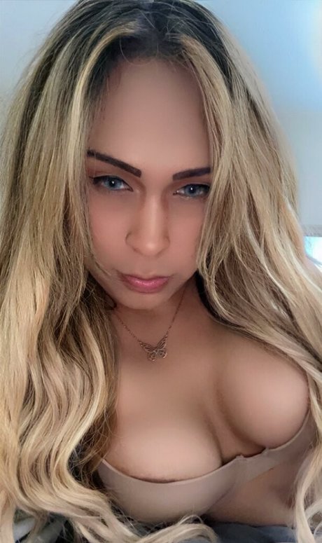 Foto di nudo di fuga di OnlyFans di Adrianna Vega
