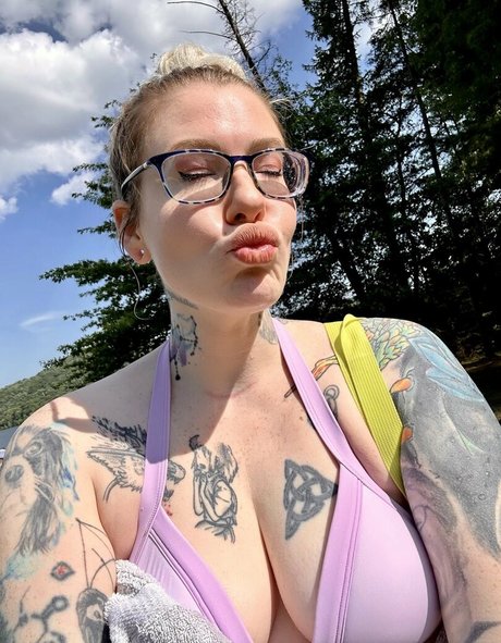 Foto di nudo di fuga di OnlyFans di Sarah Karuna Satori