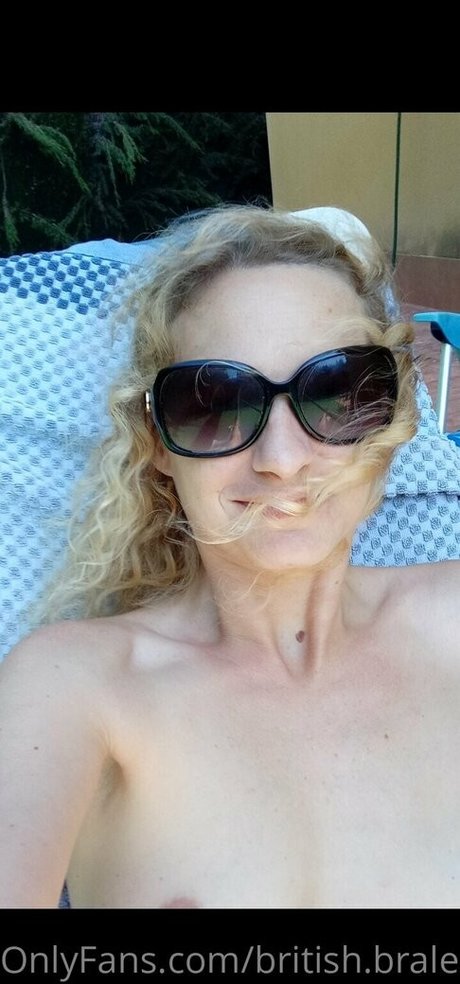 Britishbralesshotwifex