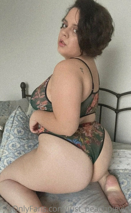 Foto di nudo di fuga di OnlyFans di Justpeachpievip