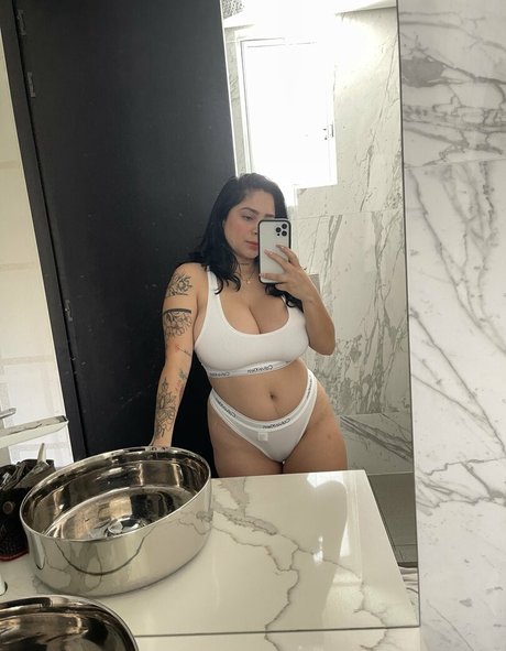 Foto di nudo di fuga di OnlyFans di Kimvelezoficial