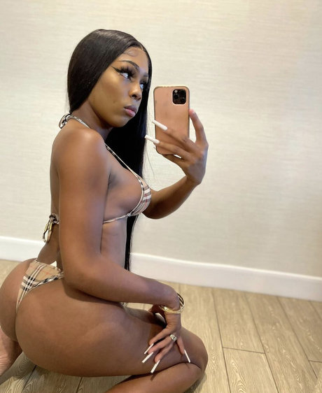 Foto di nudo di fuga di OnlyFans di C H Y N A