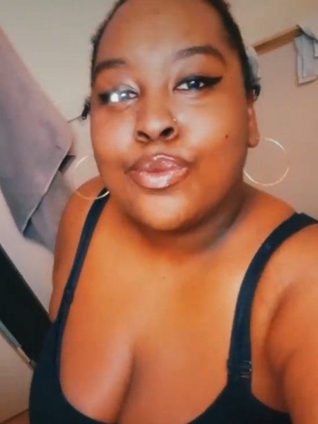 Foto di nudo di fuga di OnlyFans di Kindsiren
