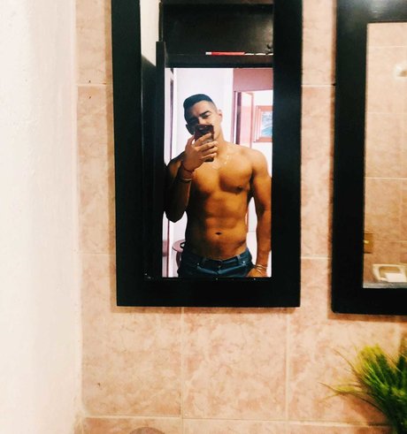 Foto di nudo di fuga di OnlyFans di Robertcf