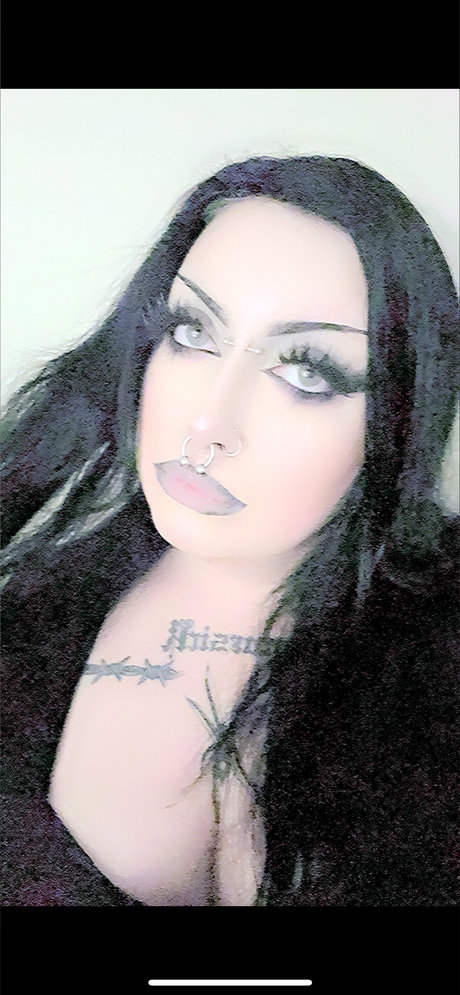 Foto di nudo di fuga di OnlyFans di Ur Goth Gf