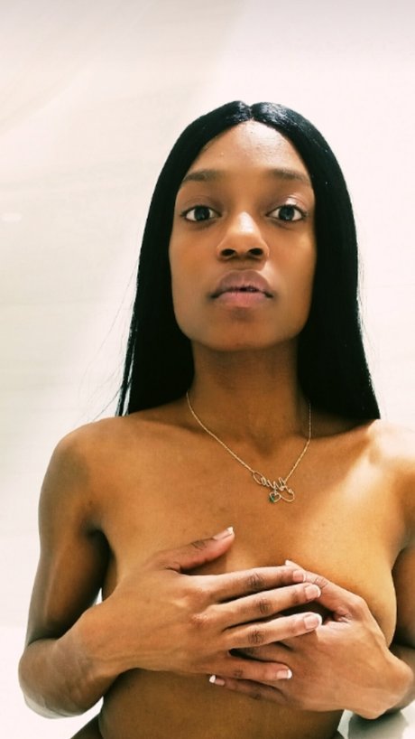 Foto di nudo di fuga di OnlyFans di Adorn 