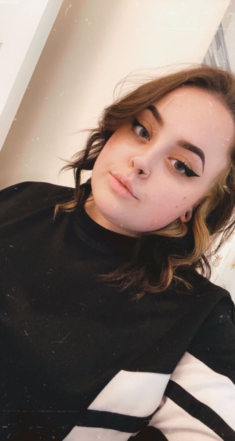 Foto di nudo di fuga di OnlyFans di Peach Queen 
