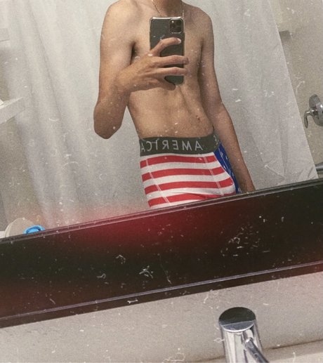 Foto di nudo di fuga di OnlyFans di Twinkly Angel