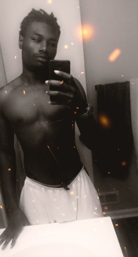 Foto di nudo di fuga di OnlyFans di Officially Mask