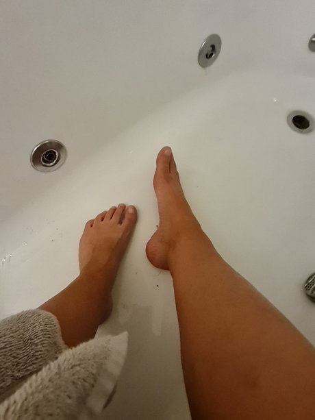 Foto di nudo di fuga di OnlyFans di 10 Toes And Me