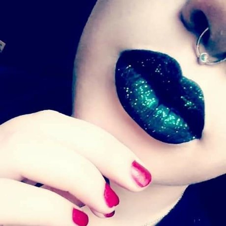 Foto di nudo di fuga di OnlyFans di Selfmedicate Ampamp Smile