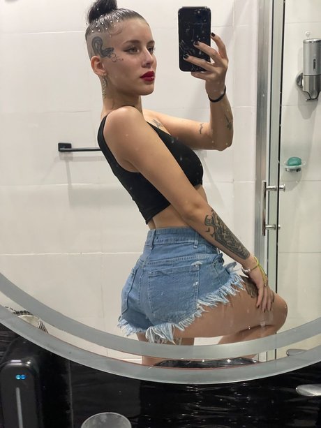 Foto di nudo di fuga di OnlyFans di London