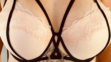 Foto di nudo di fuga di OnlyFans di Sweet Hunni 38gssss Of Fun 