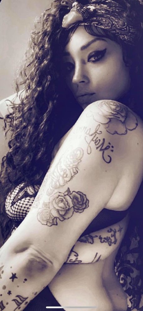 Foto di nudo di fuga di OnlyFans di Purple Pook
