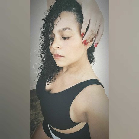 Foto di nudo di fuga di OnlyFans di Elaine Frana