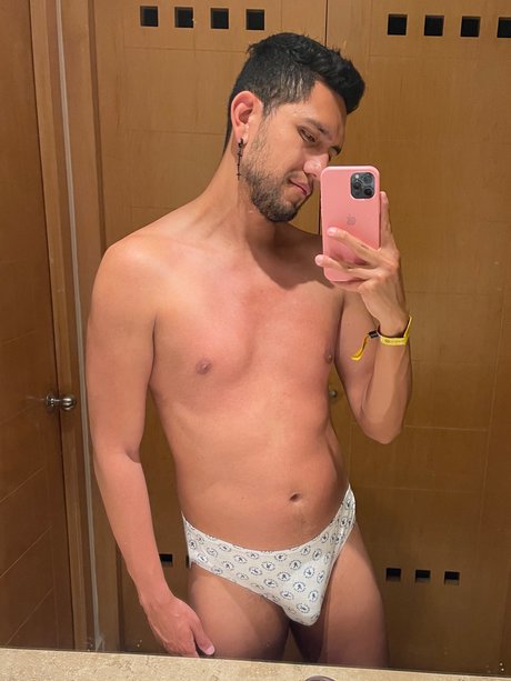 Foto di nudo di fuga di OnlyFans di Carlos Vzquez