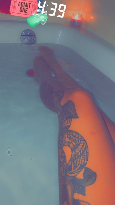 Foto di nudo di fuga di OnlyFans di Lena