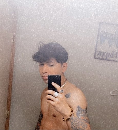 Foto di nudo di fuga di OnlyFans di Featurzz