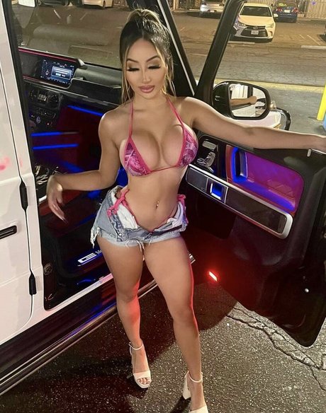 Foto di nudo di fuga di OnlyFans di Sabrina Agarie