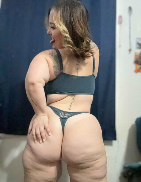 Foto di nudo di fuga di OnlyFans di Tineeboo