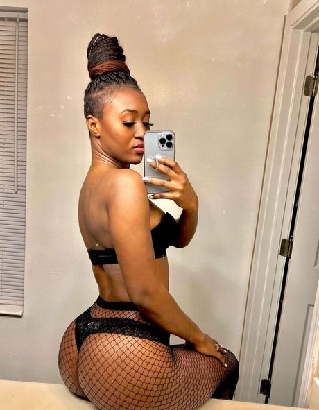 Foto di nudo di fuga di OnlyFans di Queen Aminata