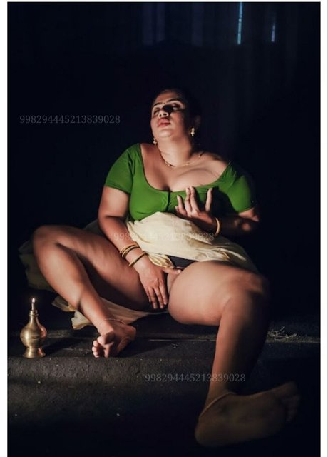 Foto di nudo di fuga di OnlyFans di Nila Nambiar