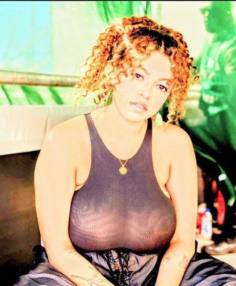 Foto di nudo di fuga di OnlyFans di Mahalia