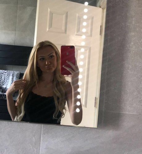 Foto di nudo di fuga di OnlyFans di Lily Mcalpine