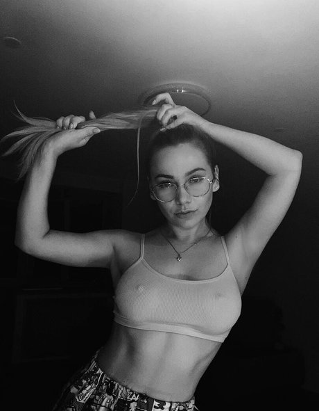 Foto di nudo di fuga di OnlyFans di Charevna
