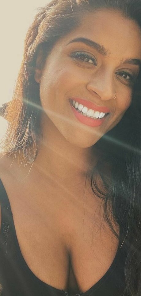 Foto di nudo di fuga di OnlyFans di Lilly Singh