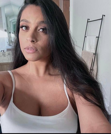 Foto di nudo di fuga di OnlyFans di Lilly Singh
