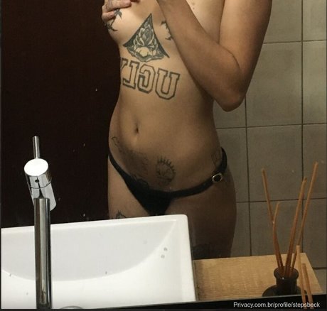 Foto di nudo di fuga di OnlyFans di Stepsbeck