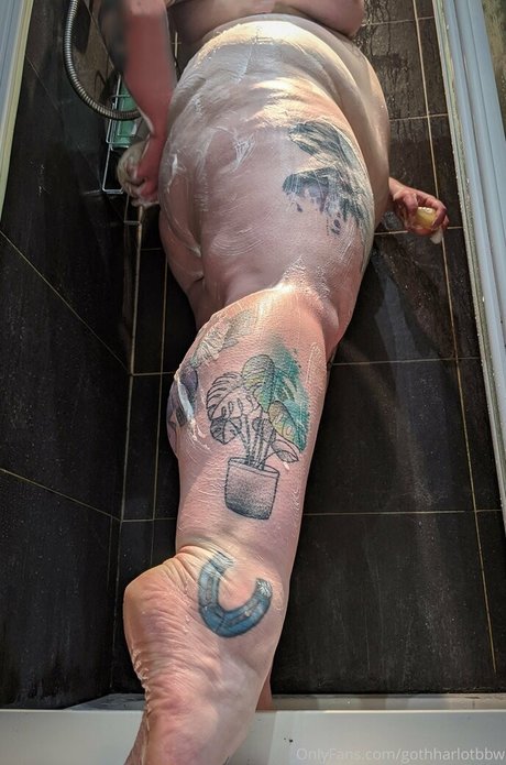 Foto di nudo di fuga di OnlyFans di Gothharlotbbw