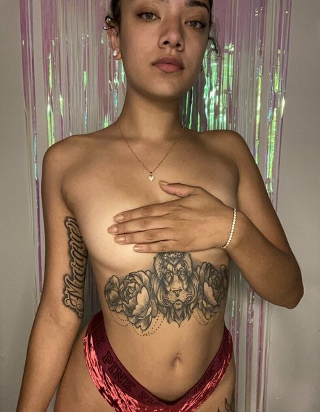 Foto di nudo di fuga di OnlyFans di Omgzada