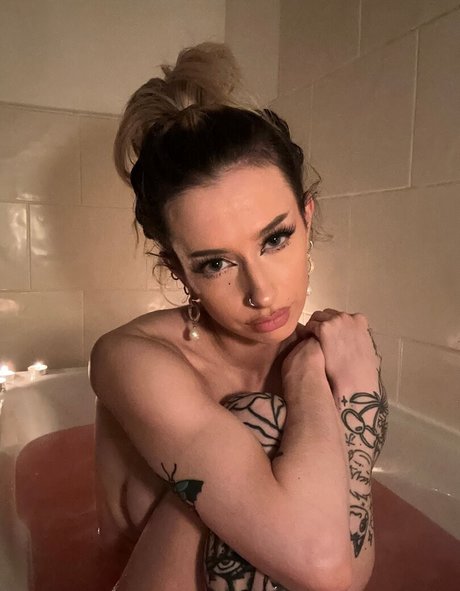 Foto di nudo di fuga di OnlyFans di Mistresslilymay