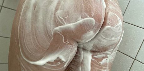Foto di nudo di fuga di OnlyFans di Bellaerthal