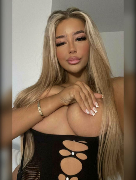 Foto di nudo di fuga di OnlyFans di Ela Charlotte