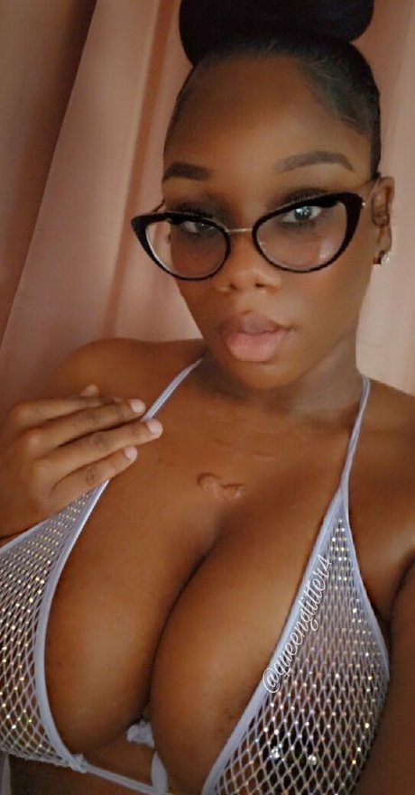 Foto di nudo di fuga di OnlyFans di Reignofglitter