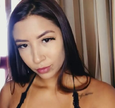 Foto di nudo di fuga di OnlyFans di Thayennelima